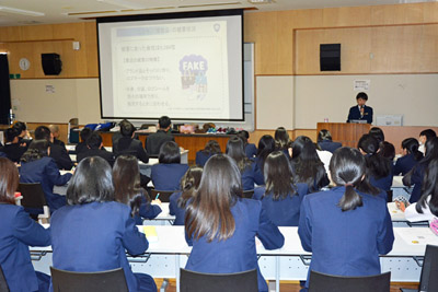 熱心に聞き入る生徒達 熱心に聞き入る生徒達