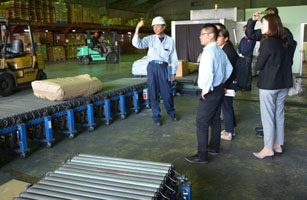 貨物検査状況を見学