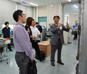 国際郵便物の検査状況を見学