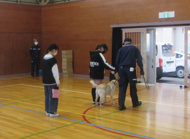 税関教室 麻薬探知犬デモンストレーションの様子