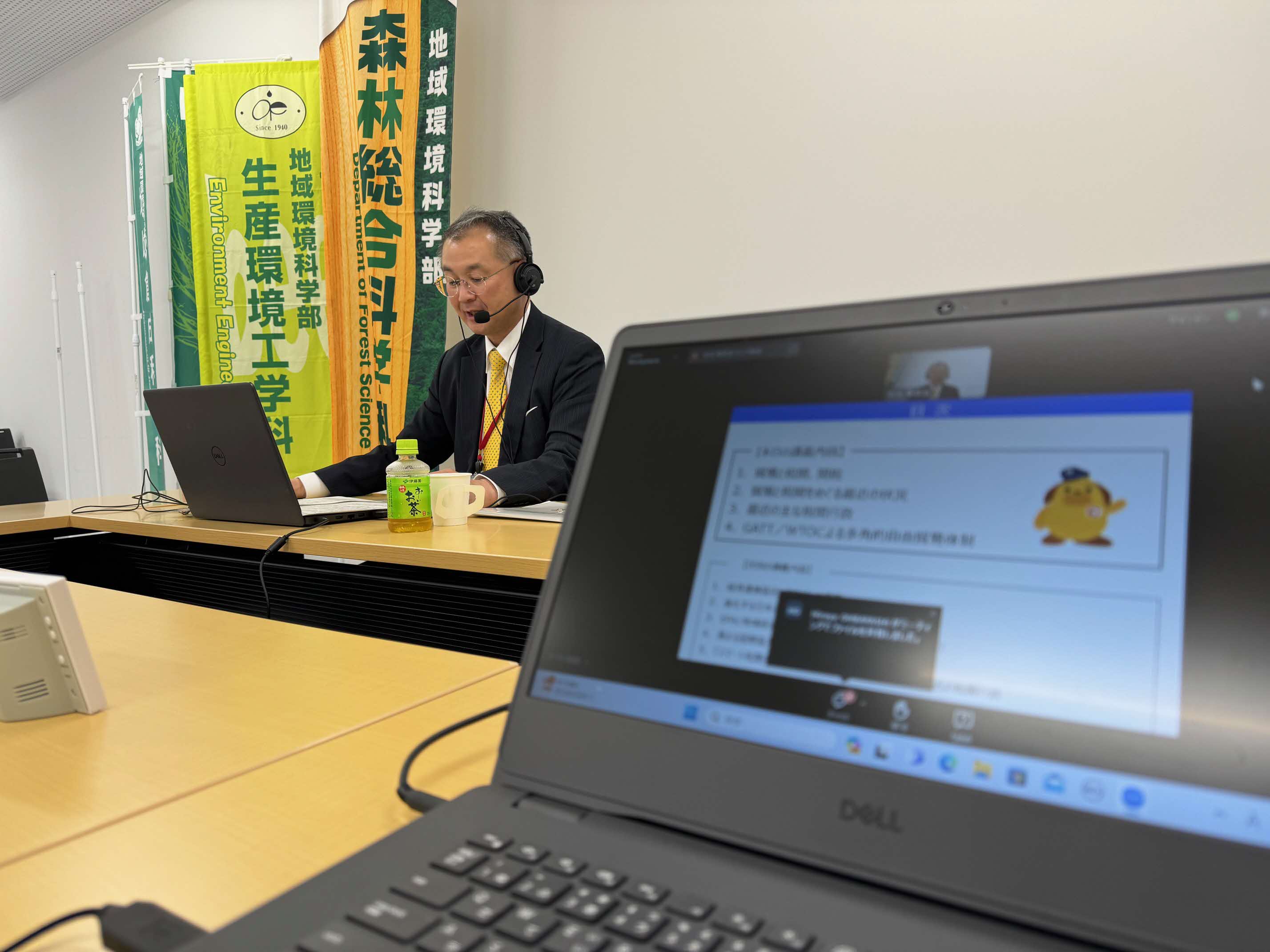 学生から寄せられる質問に答える様子