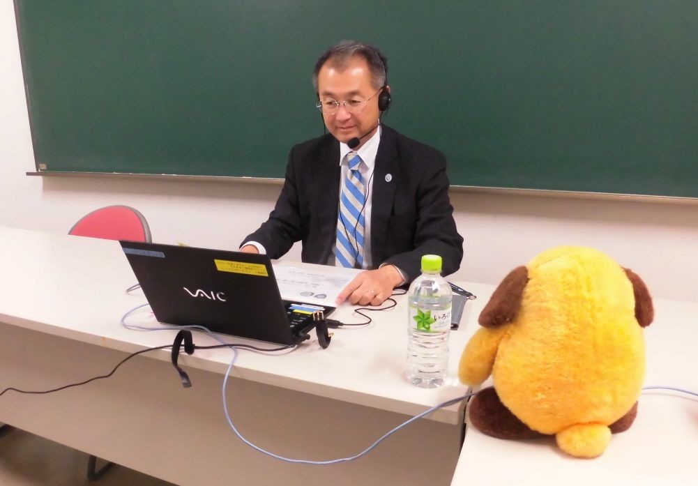 源新税関長がオンラインで講義している様子