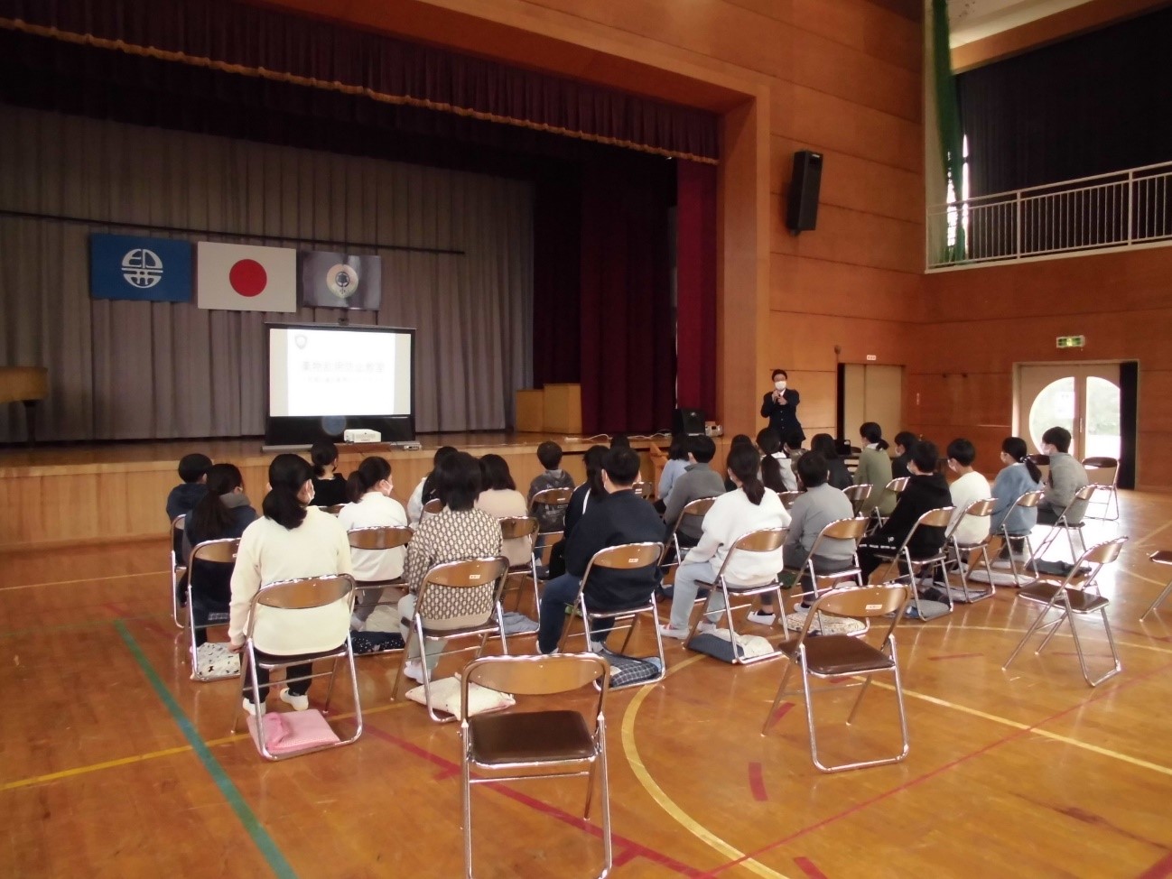 体育館での講演の様子