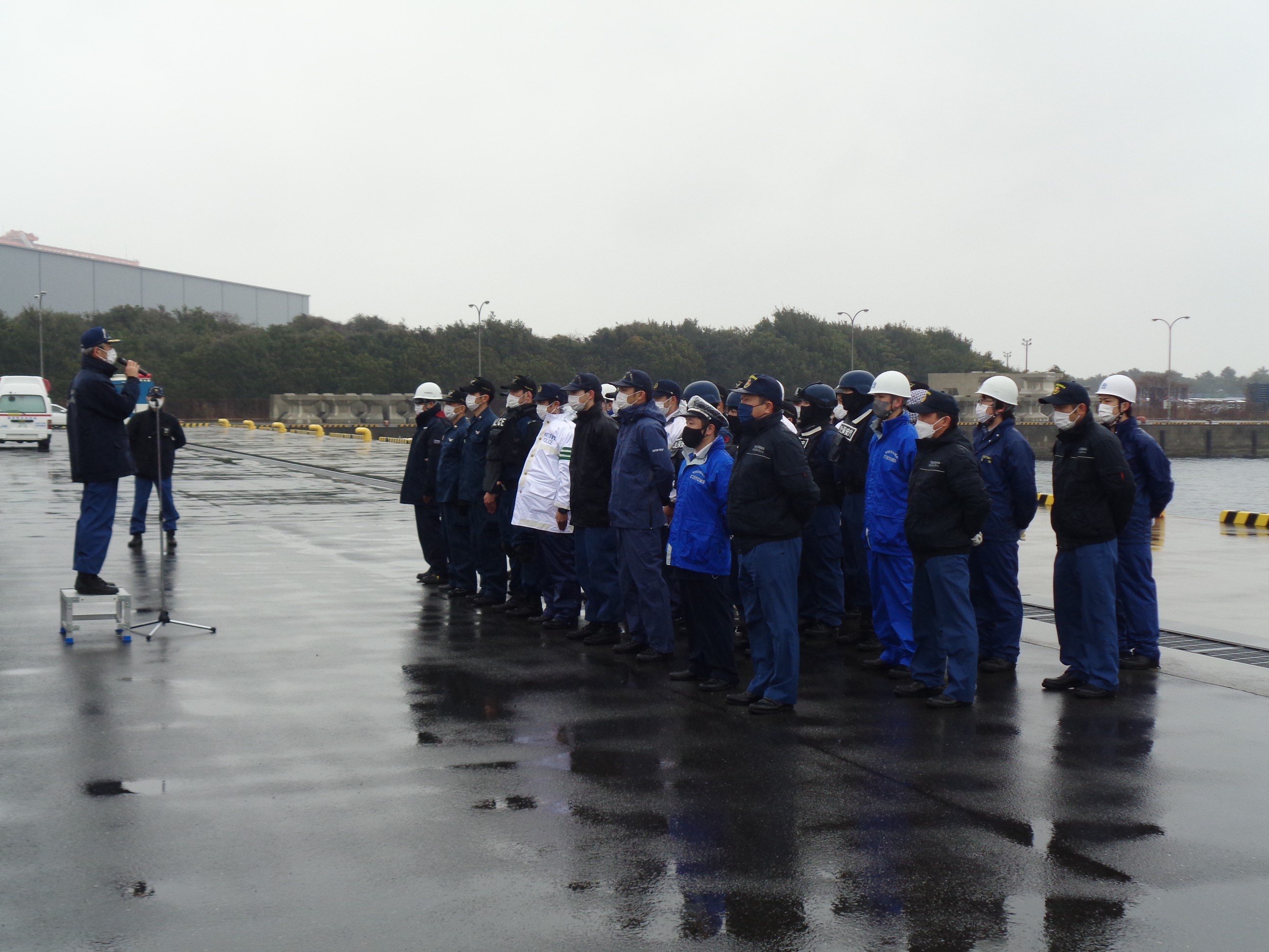 危機管理メンバーによる情報交換の様子