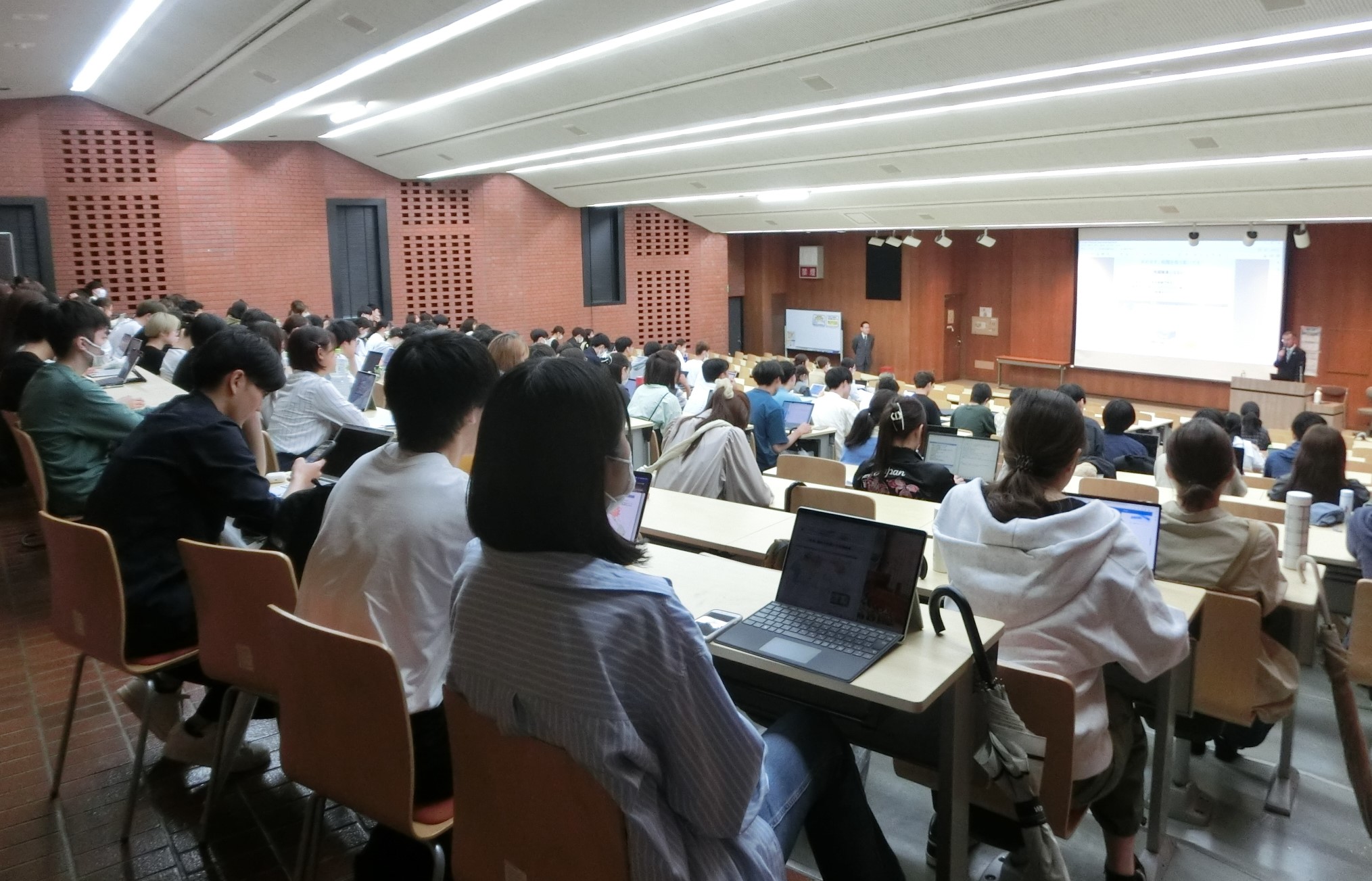 学生が聴講している様子