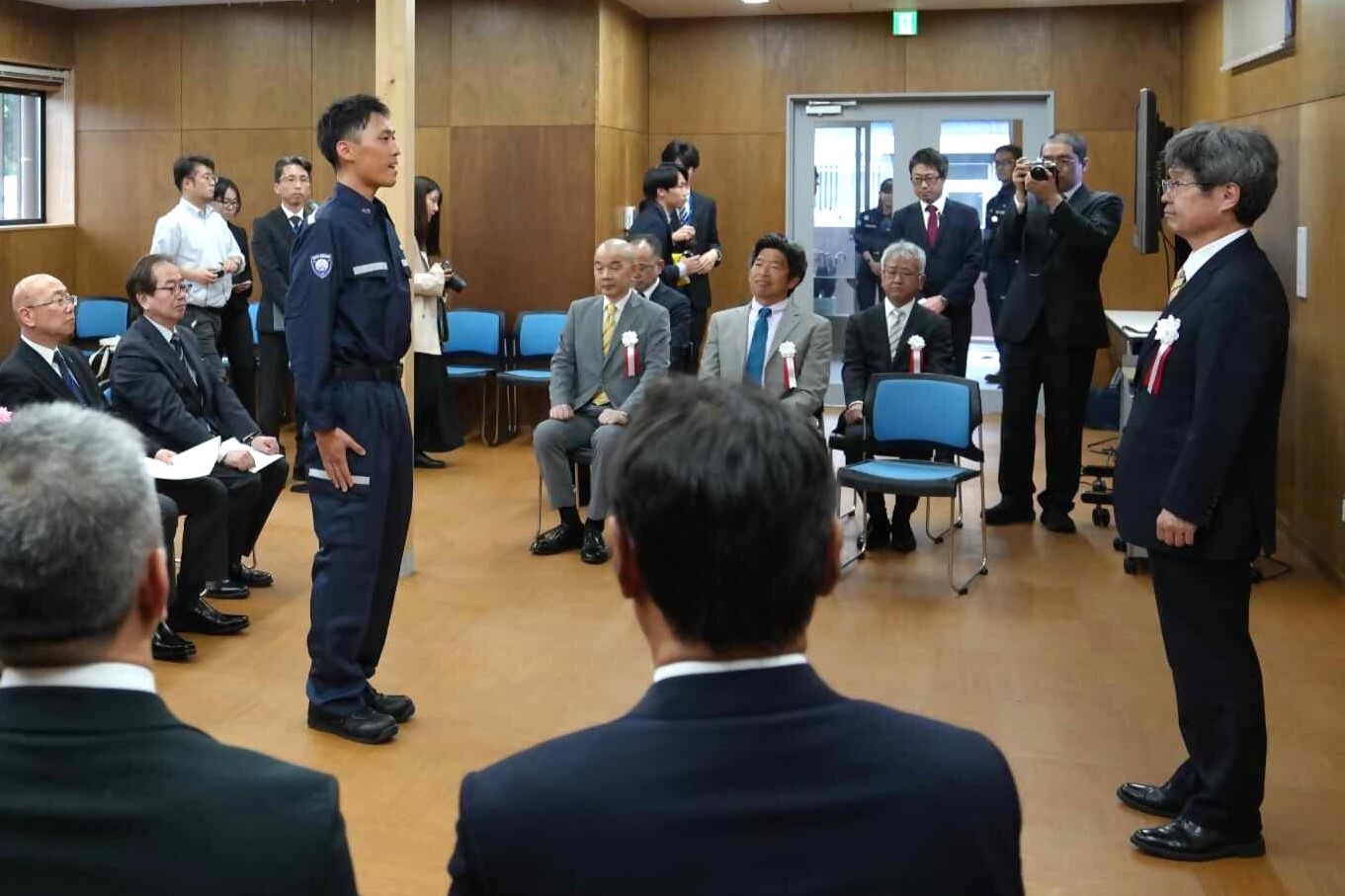 麻薬探知犬ハンドラーが決意表明している様子