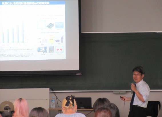 税関長が講義をしている様子